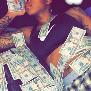 Meet your Posher, Dee